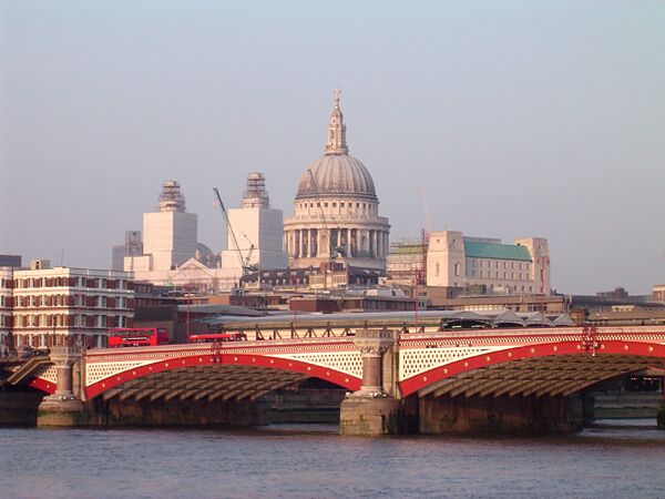 Blackfriars_Bridge,_River_Thames,_London,_with_St_Pauls_Cathedral.jpg